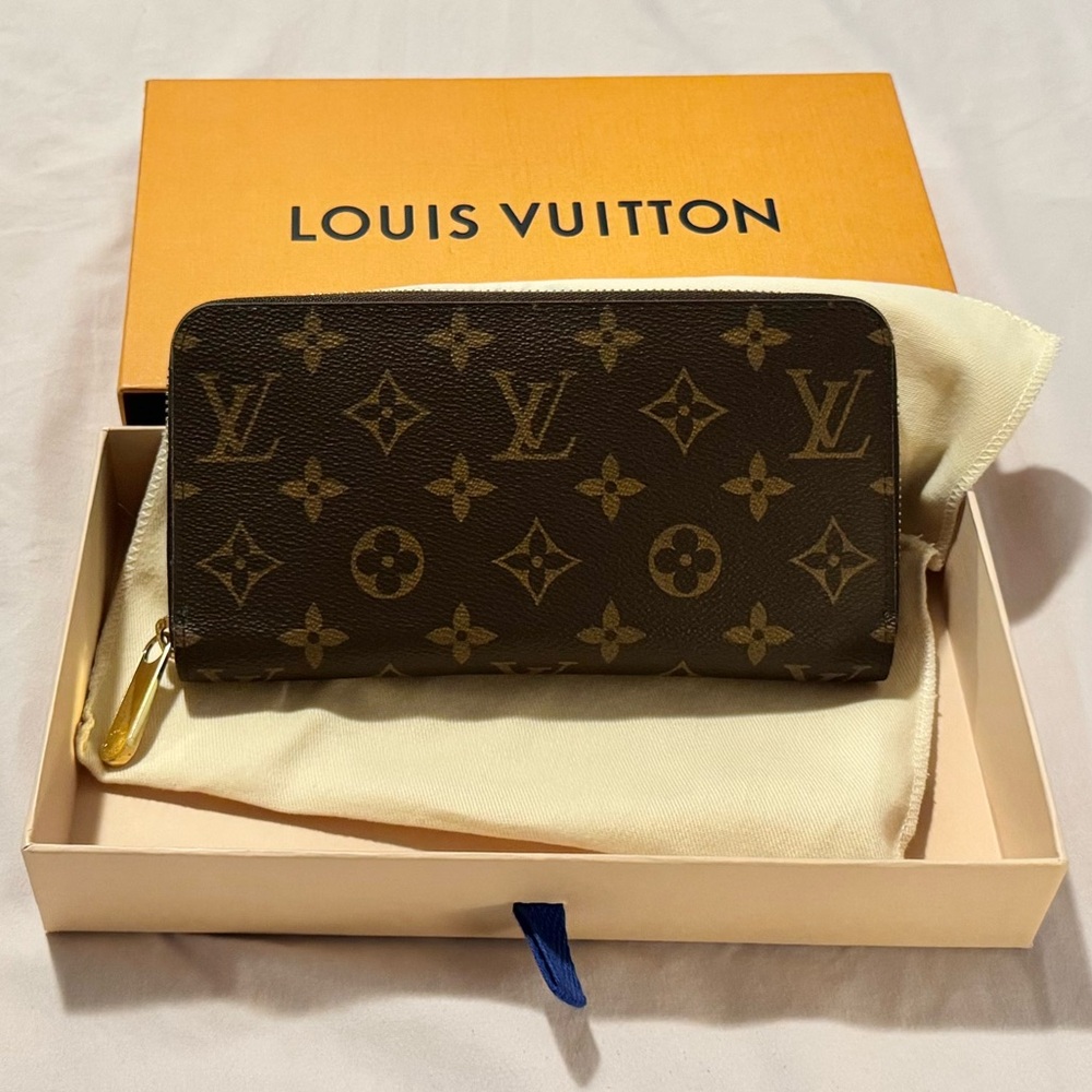 Authentic Louis Vuitton Zippy Wallet
